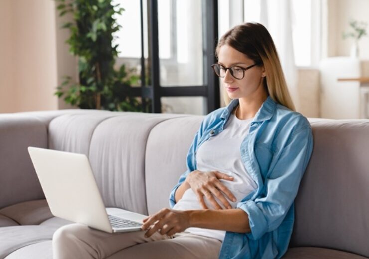 Future,Mom,Mother,Pregnant,Young,Caucasian,Woman,Watching,Webinars,About