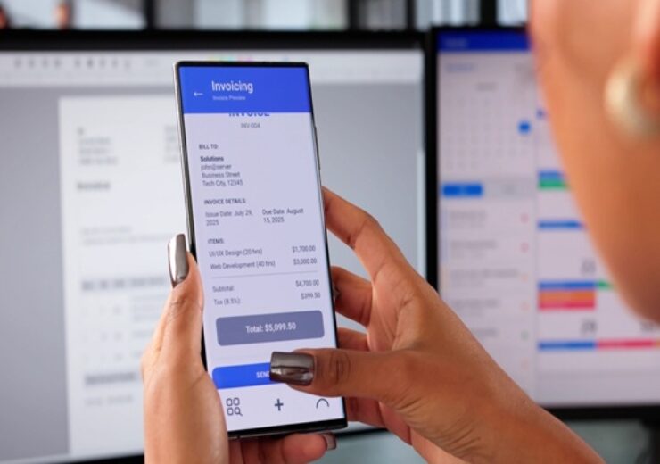 Financial,Advisor,Processing,Electronic,Payment,Using,Smartphone,For,Client,Invoice.