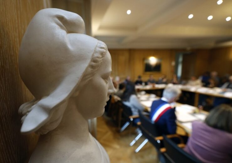 Close-up,Of,A,Bust,Of,Marianne,In,Front,Of,A