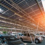 Panneaux photovoltaïques et équipement des parkings : un délai supplémentaire ?